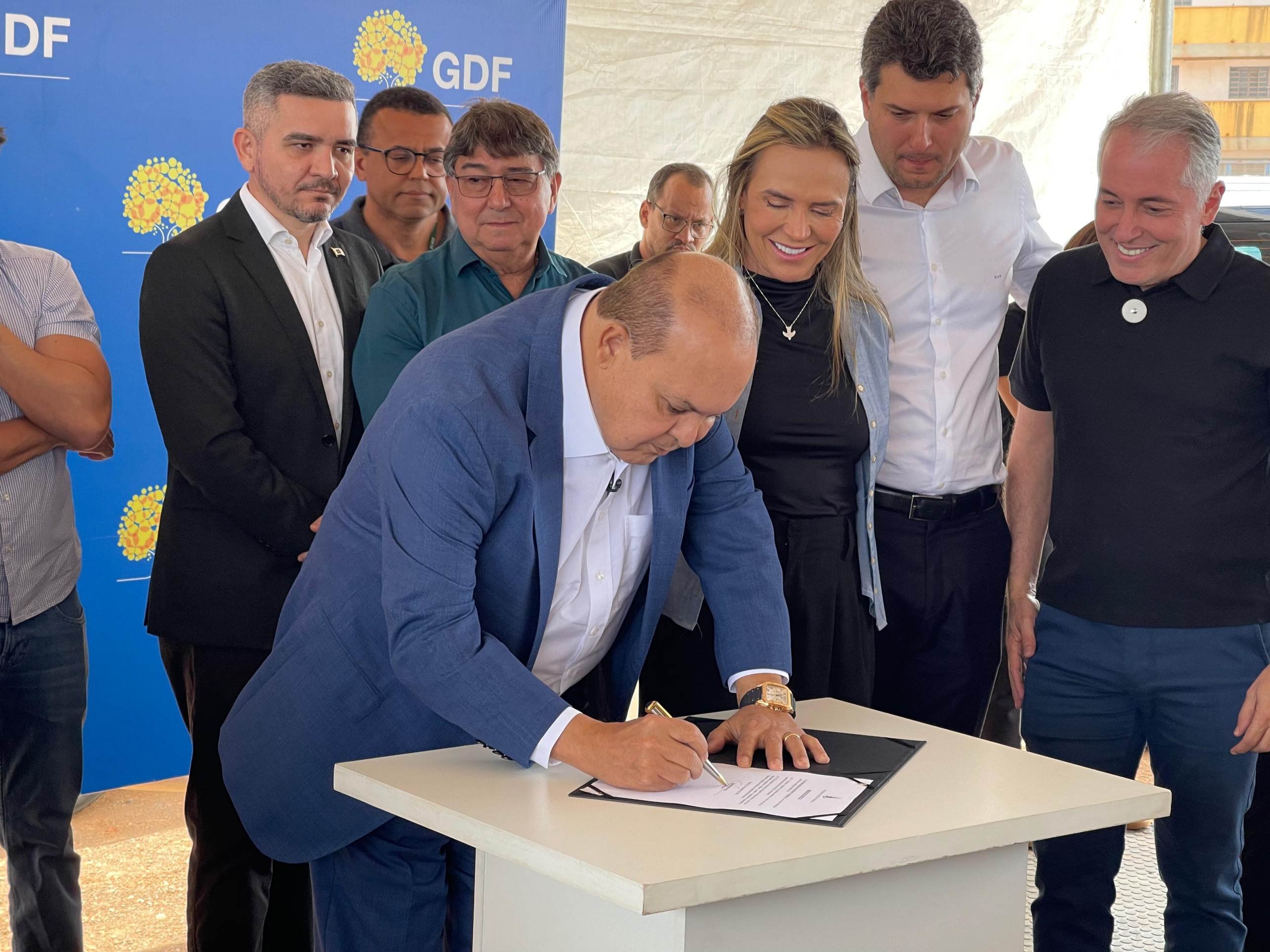 Ibaneis assina ordem de serviço para construção da rodoviária da Estrutural