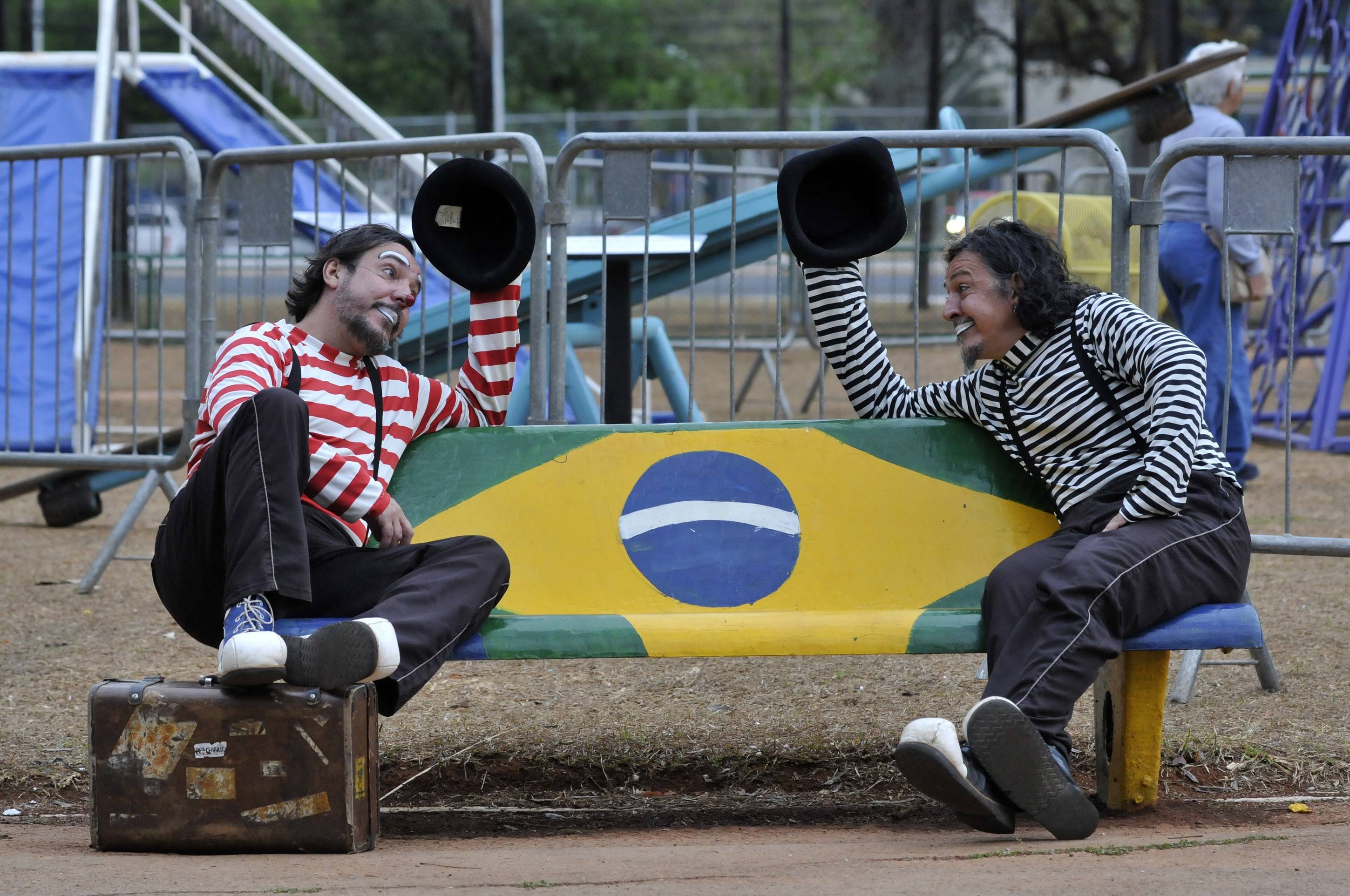 Projeto Cultura Via Satélite leva apresentações de circo para escolas