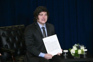 Milei compartilhou convite feito por Trump -  (crédito: Brendan SMIALOWSKI / AFP)