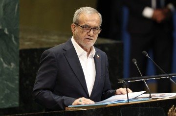Masoud Pezeshkian admitiu em pronunciamento na TV que a população enfrenta graves problemas de desemprego e inflação - (crédito: Angela Weiss/AFP) Masoud Pezeshkian admitiu em pronunciamento na TV que a população enfrenta graves problemas de desemprego e inflação - (crédito: Angela Weiss/AFP)