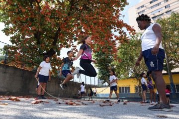 Alunos brincam de pular corda durante intervalo no Ginásio Experimental Olímpico Reverendo Martin Luther King, na Praça da Bandeira, no Rio de Janeiro     -  (crédito:  Tomaz Silva/Agência Brasil)