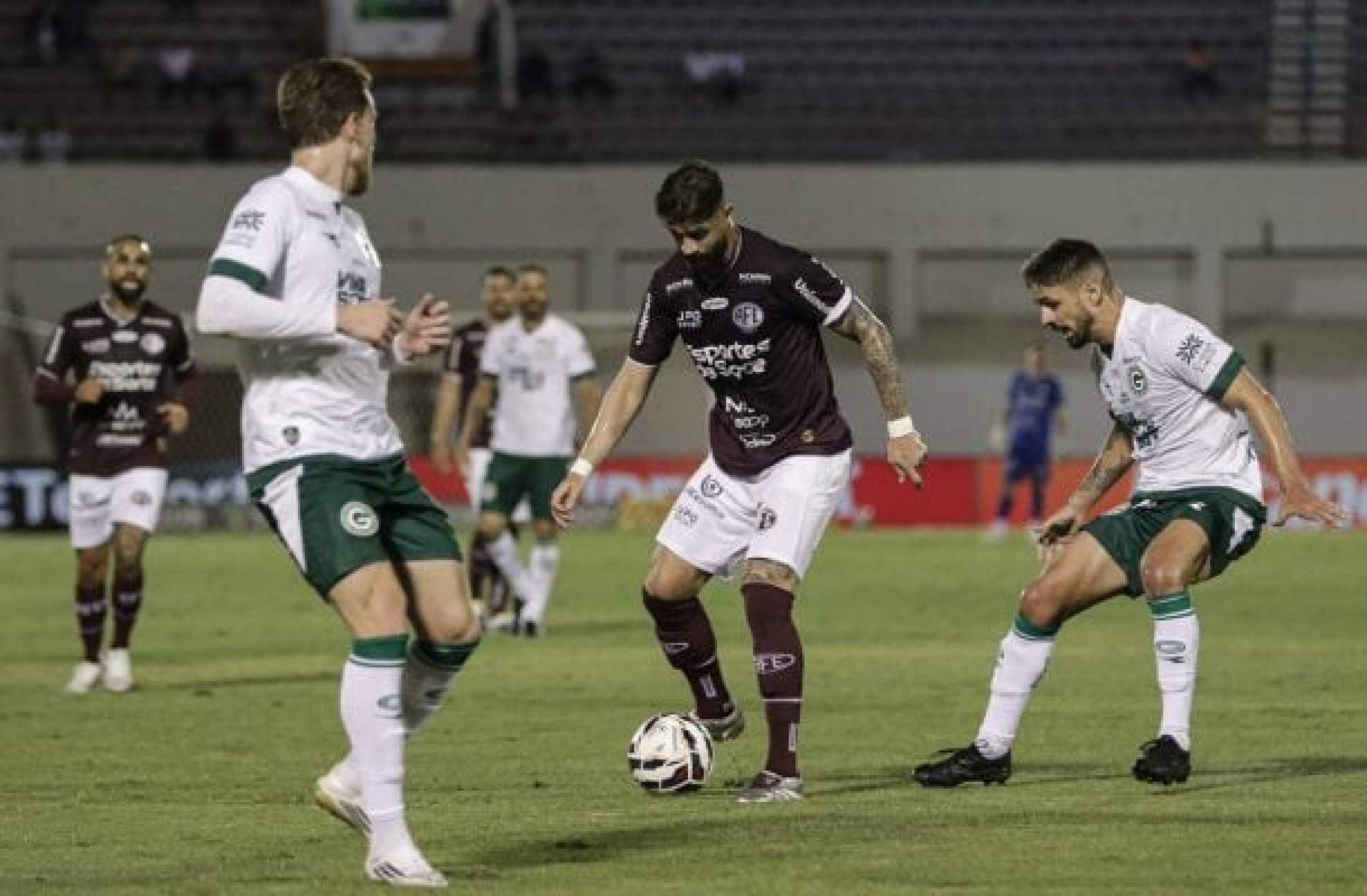 Em jogo com belos gols, Ferroviária busca empate com Goiás na Série B