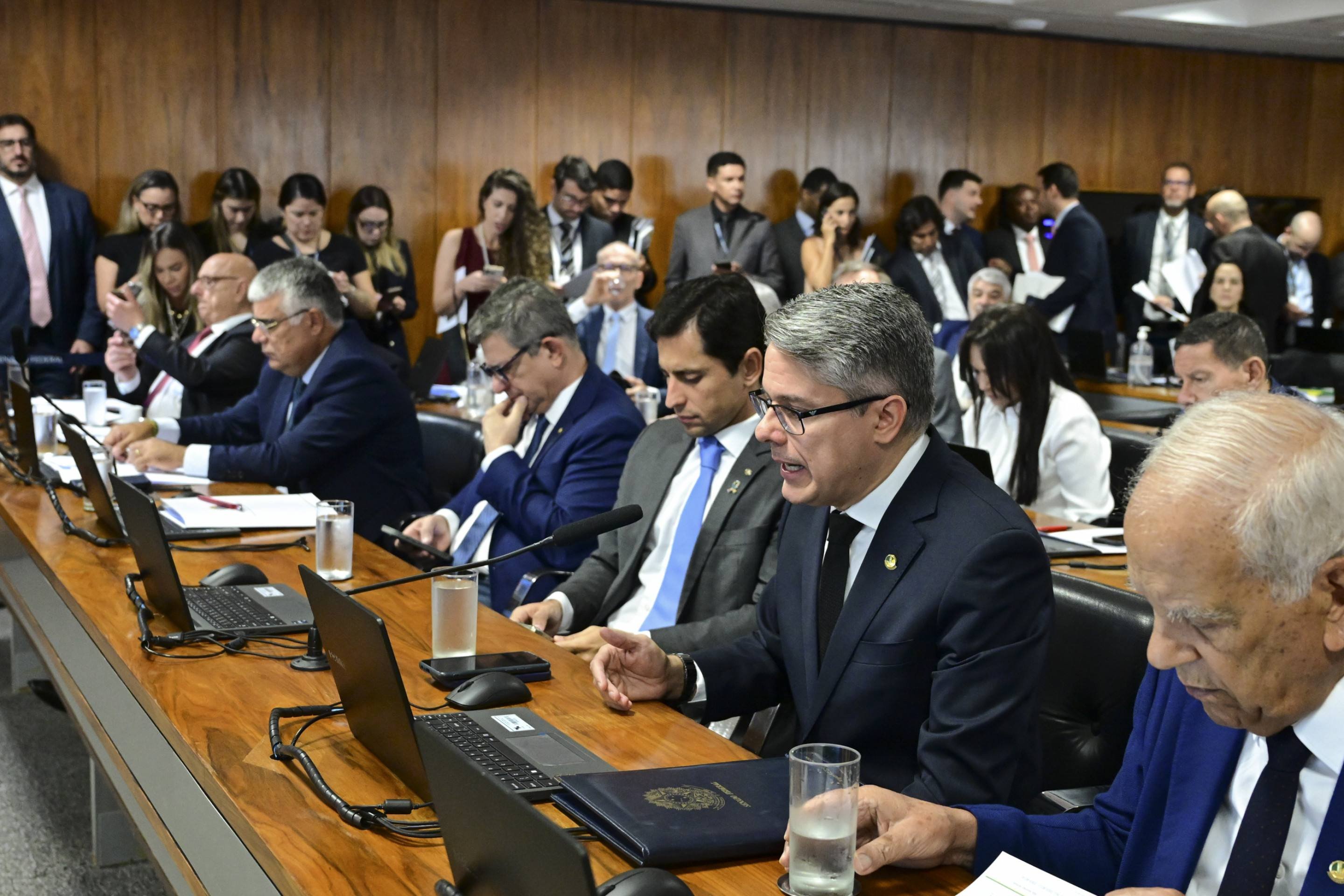 Relator da PEC da Blindagem cita Guimarães Rosa e pede rejeição da proposta: 
