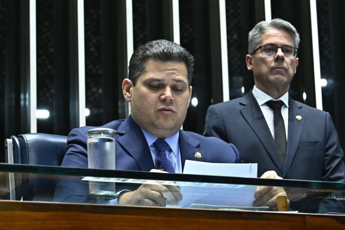 Alcolumbre com Vieira: presidente do Senado determinou o arquivamento sumário da proposta - (crédito: Waldemir Barreto/Agência Senado) Alcolumbre com Vieira: presidente do Senado determinou o arquivamento sumário da proposta - (crédito: Waldemir Barreto/Agência Senado)