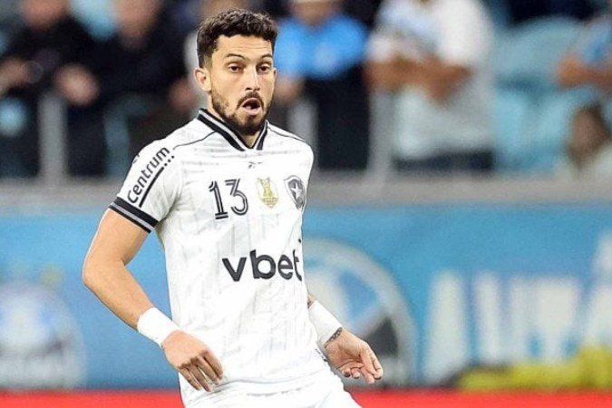 Alex Telles sentiu dores no joelho esquerdo e deixou o campo aos 25 minutos do primeiro tempo contra o Grêmio - (crédito: Foto: Vitor Silva/Botafogo) Alex Telles sentiu dores no joelho esquerdo e deixou o campo aos 25 minutos do primeiro tempo contra o Grêmio - (crédito: Foto: Vitor Silva/Botafogo)