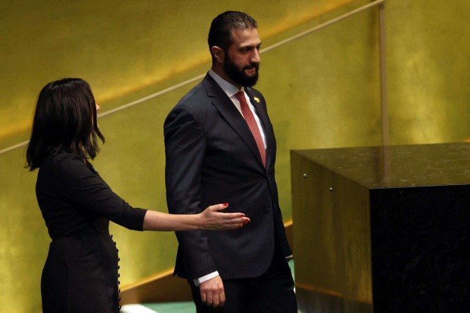 Ahmed Al-Sharaa, presidente sírio, caminha em direção ao púlpito da Assembleia Geral da ONU 