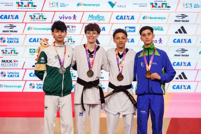 O brasiliense Gustavo Pereira (E) conquistou duas medalhas nos Jogos da Juventude: prata individual e bronze por equipes -  (crédito:  Gabriel Heusi / COB)