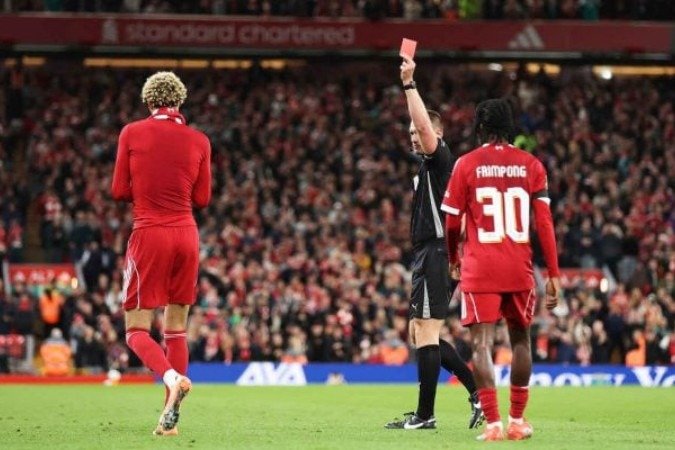 Ekitike recebe cartão vermelho em jogo do Liverpool - (crédito: Foto: Jan Kruger/Getty Images) Ekitike recebe cartão vermelho em jogo do Liverpool - (crédito: Foto: Jan Kruger/Getty Images)