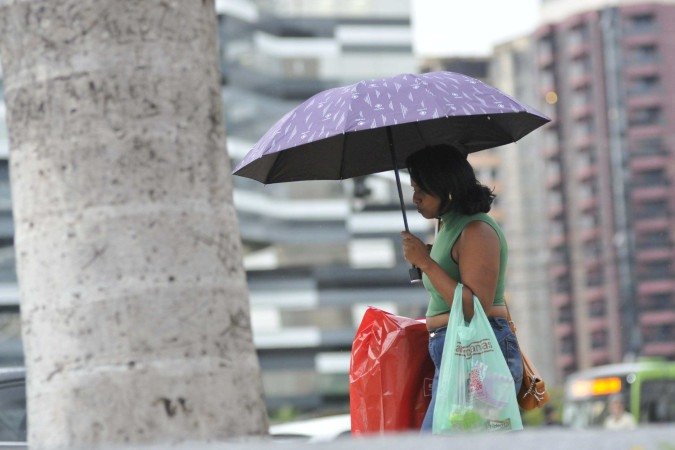 A previsão é de chuva, tempo quente e úmido, com pancadas de chuva entre a tarde e à noite -  (crédito: Minervino Júnior/CB/D.A.Press)