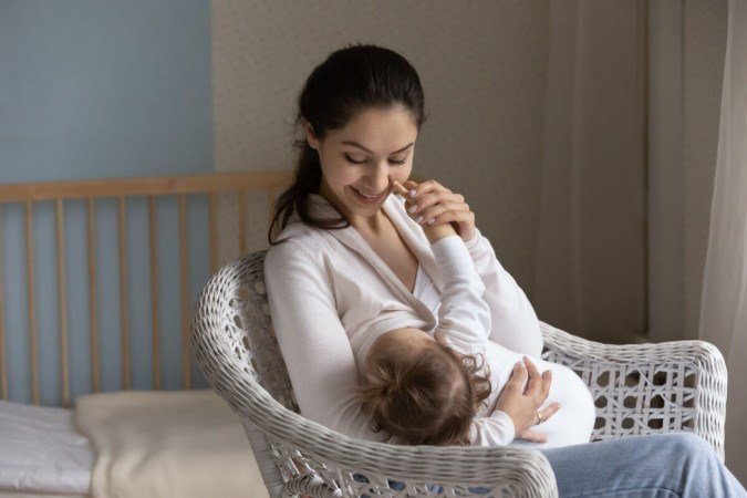 A amamentação é um momento de conexão emocional entre a mãe e o bebê (Imagem: fizkes | Shutterstock) - (crédito: EdiCase) A amamentação é um momento de conexão emocional entre a mãe e o bebê (Imagem: fizkes | Shutterstock) - (crédito: EdiCase)