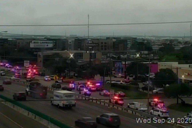 Uma pessoa morreu e duas estão feridas após um atentado a um prédio do Serviço de Imigração e Alfândega de Dallas (ICE) em Dallas -  (crédito: Reprodução/Texas Department of Transportation )