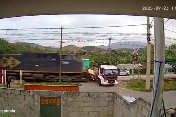 Caminhão fica destruído após ser atingido por trem no RS
