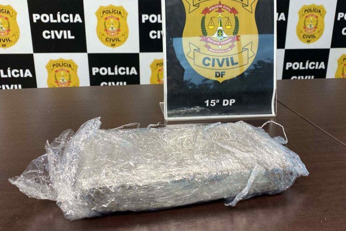 Dois jovens são presos com bolsa recheada de maconha em Riacho Fundo I
 -  (crédito: Divulgação/PCDF)