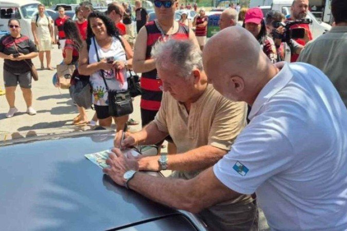 Zico se reencontra com seu Miura após mais de 45 anos -  (crédito: Foto: Reprodução/Instagram)