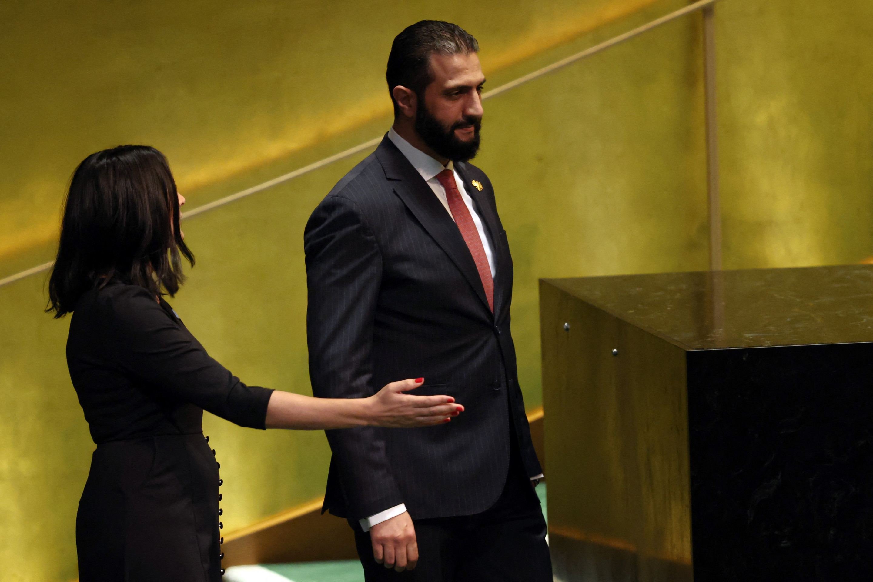 Ahmed Al-Sharaa, presidente sírio, caminha em direção ao púlpito da Assembleia Geral da ONU 