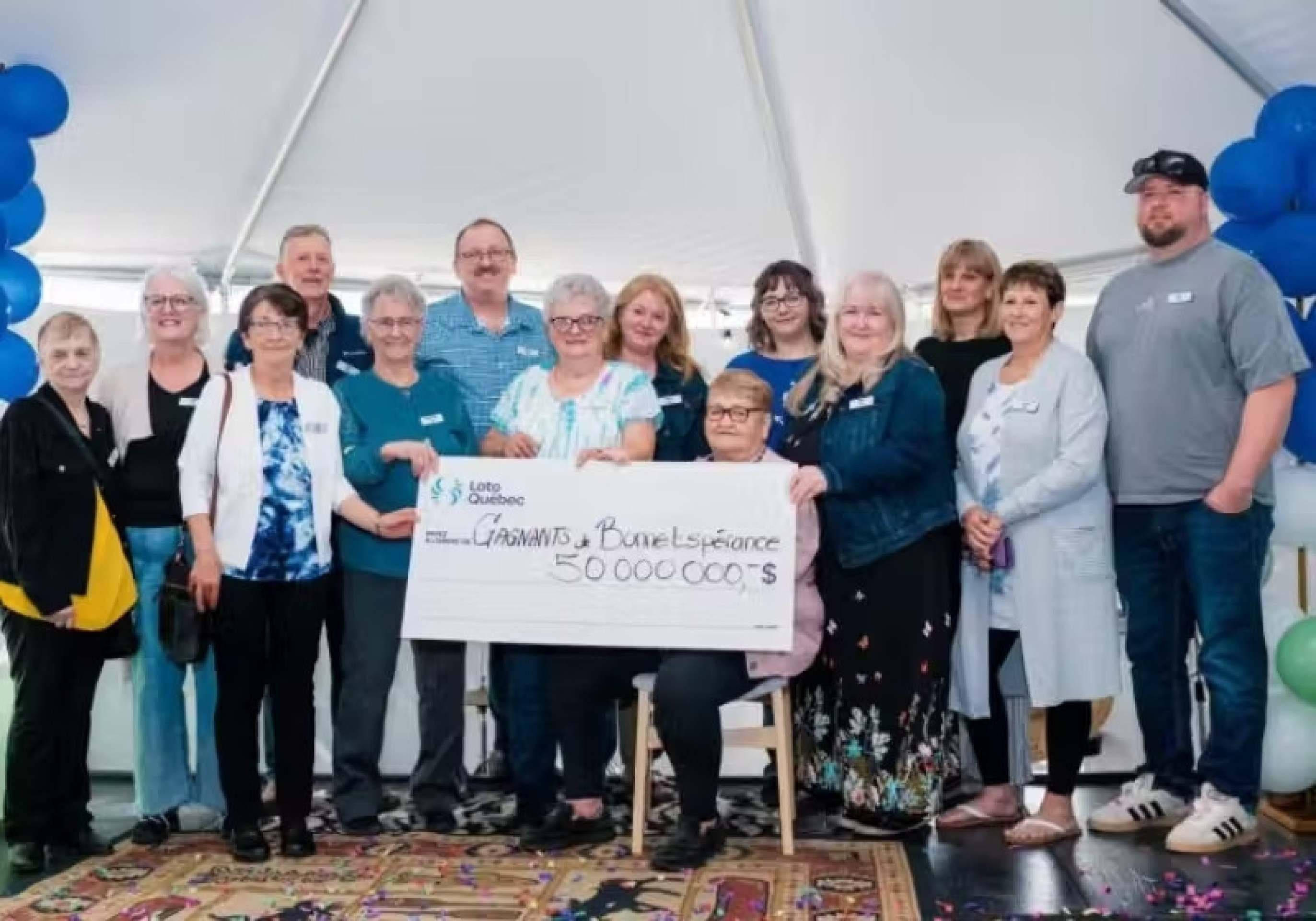 Amigos dividem US$ 50 milhões que ganharam em loteria e impactam comunidade de 200 habitantes