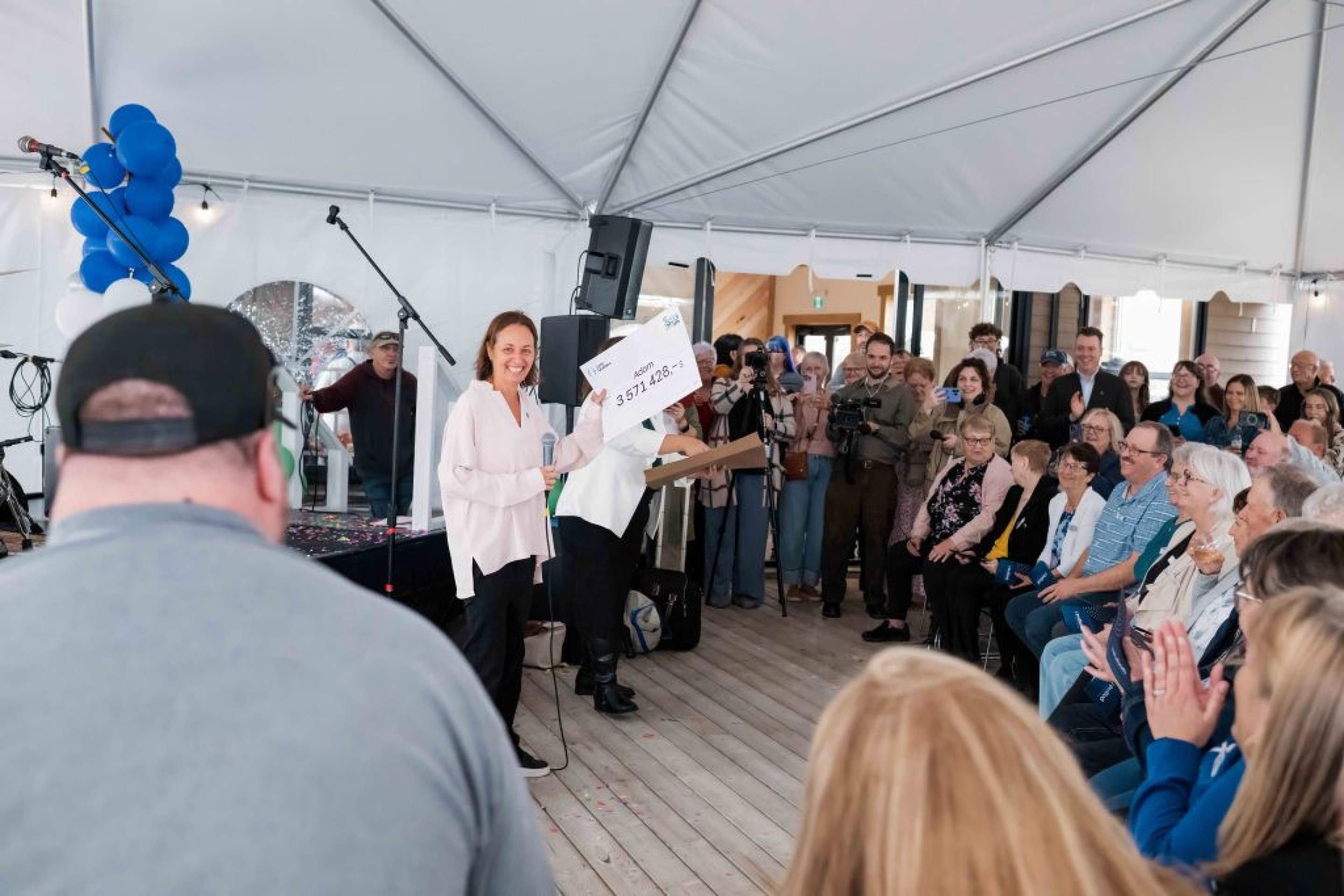 Vitória coletiva: 14 amigos dividem prêmio de US$ 50 milhões e mudam rotina de comunidade canadense
