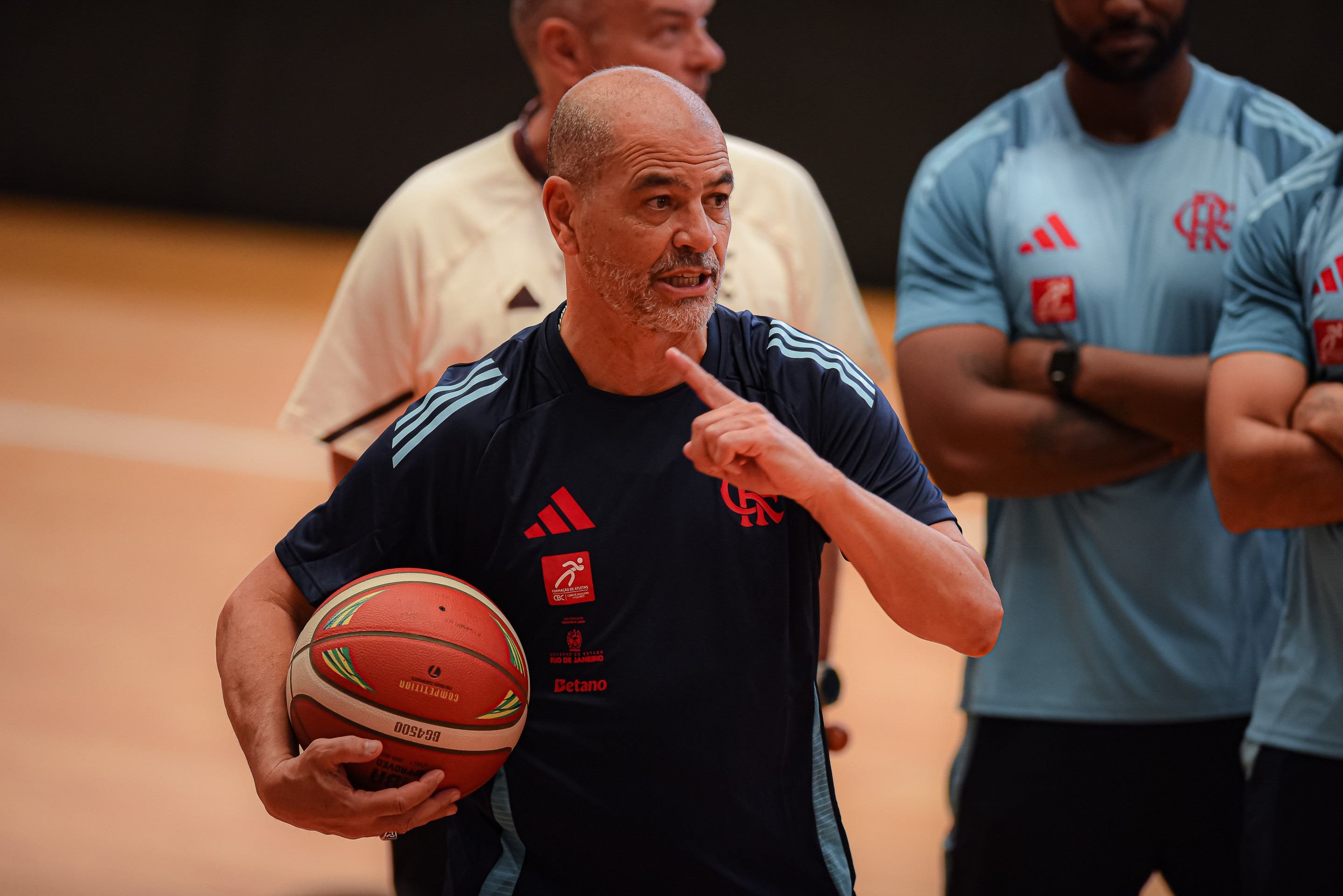 Sergio "Oveja" Hern&aacute;ndez &eacute; o dono da prancheta do FlaBasquete desde fevereiro
