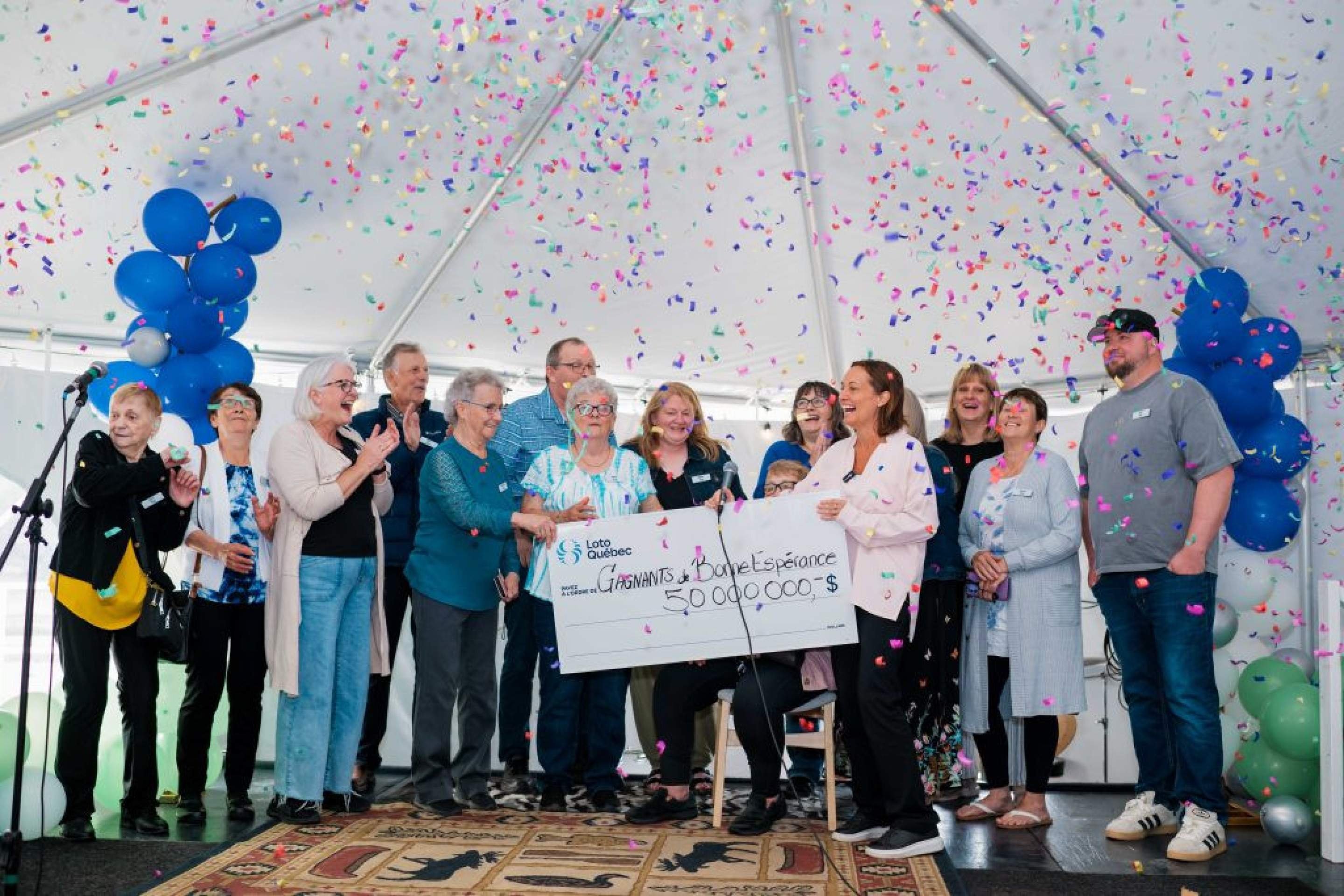 De apostadores a milionários: grupo de amigos ganha US$ 50 milhões e aquece economia local