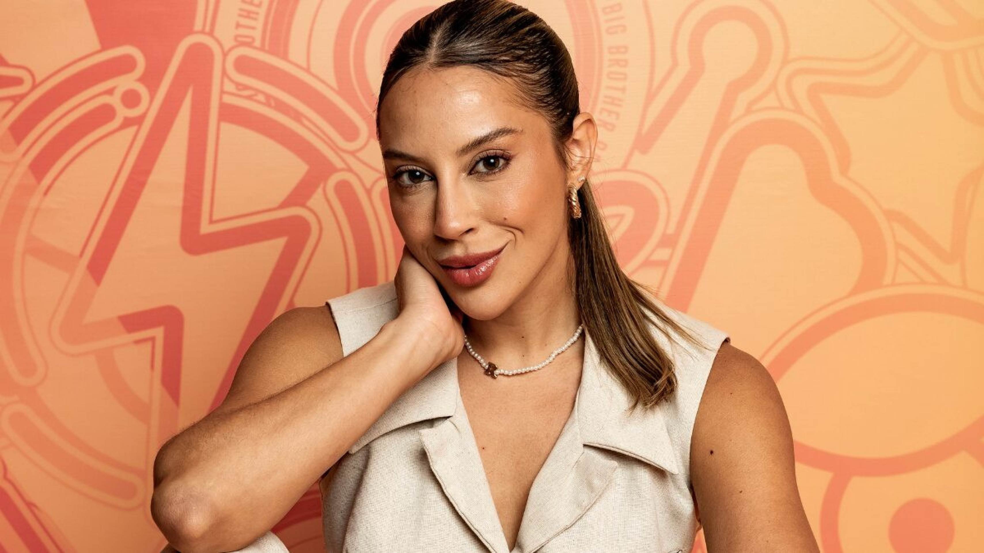 Assessora de campeã do BBB perde a linha e trata fã na base da patada