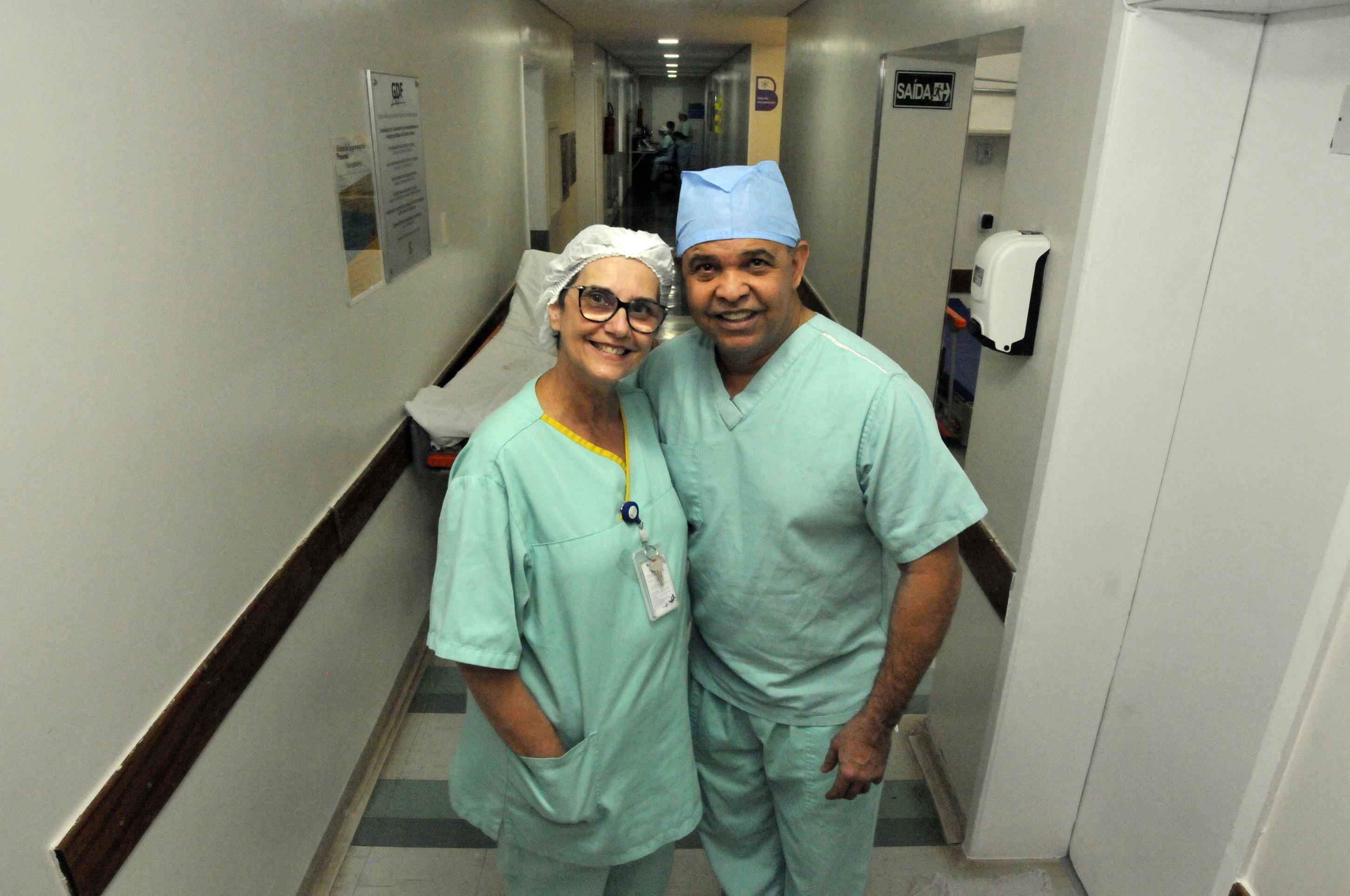 Todas as ter&ccedil;as-feiras, Yeda e Joaquim caminham juntos pelo setor da hemodin&acirc;mica