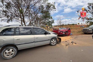 Colisão frontal deixa duas pessoas feridas na DF-440, em Sobradinho
- (crédito: CBMDF) Colisão frontal deixa duas pessoas feridas na DF-440, em Sobradinho
- (crédito: CBMDF)