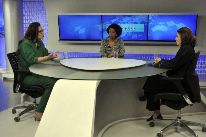 A oncologista pediátrica Alayde Vieira Wanderley (E) conversa com a josrnalistas Carmen Souza (C) e Sibele Negromonte -  (crédito: Marcelo Ferreira/CB/D.A Press)
