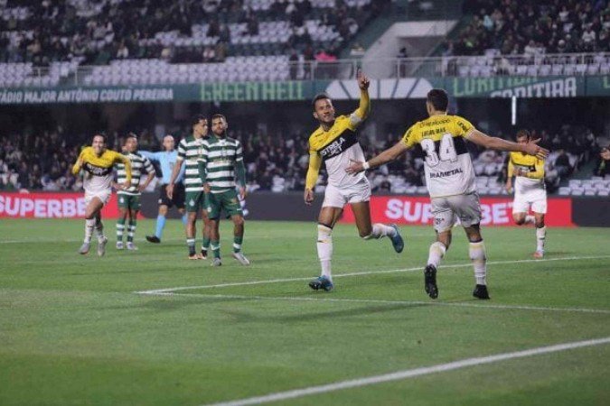 Tigre catarinense cala o Couto Pereira com vitória incontestável - (crédito: Foto: Celso da Luz/ Criciúma) Tigre catarinense cala o Couto Pereira com vitória incontestável - (crédito: Foto: Celso da Luz/ Criciúma)