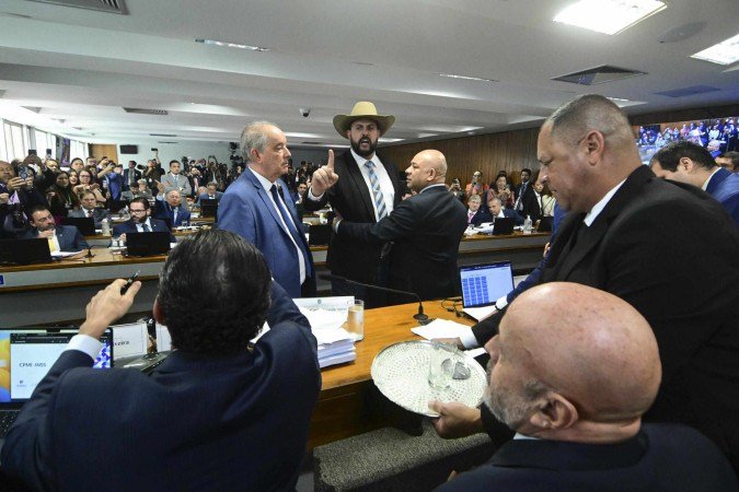  Comiss..o Parlamentar Mista de Inqu..rito do INSS - 2025 (CPMI - INSS) realiza oitiva de empres..rio apontado como..um dos principais operadores do esquema de desvio de recursos do INSS que deveriam ser pagos a aposentados e pensionistas...O objetivo da comiss..o .. investigar fraudes no Instituto Nacional do Seguro Social (INSS), envolvendo descontos irregulares em benef..cios de aposentados e pensionistas. A CMPI .. formada por senadores e deputados, num total de 32 titulares e igual n..mero de suplentes. ..Em destaque, frente .. mesa, deputado Z.. Trov..o (PL-SC). ..Mesa: .coordenador de Comiss..es Especiais, Tempor..rias e Parlamentares de Inqu..rito (Coceti), Leandro Augusto de Ara..jo Cunha Bueno; .vice-presidente da CPMI - INSS, deputado Duarte Jr. (PSB-MA);  .empres..rio Ant..nio Carlos Camilo Antunes (depoente); .advogado do depoente, Cleber Lopes;.advogado do depoente, Murilo de Oliveira...Foto: Geraldo Magela/Ag..ncia Senado
    