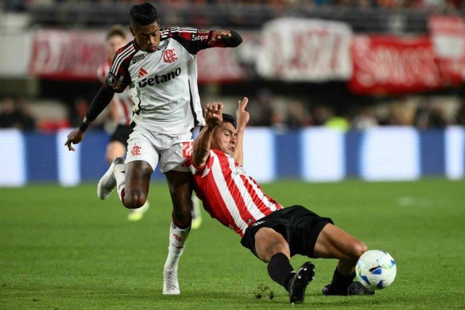 Flamengo teve a bola no segundo tempo, mas ineficiência ofensiva impediu definição da classificação no tempo regulamentar