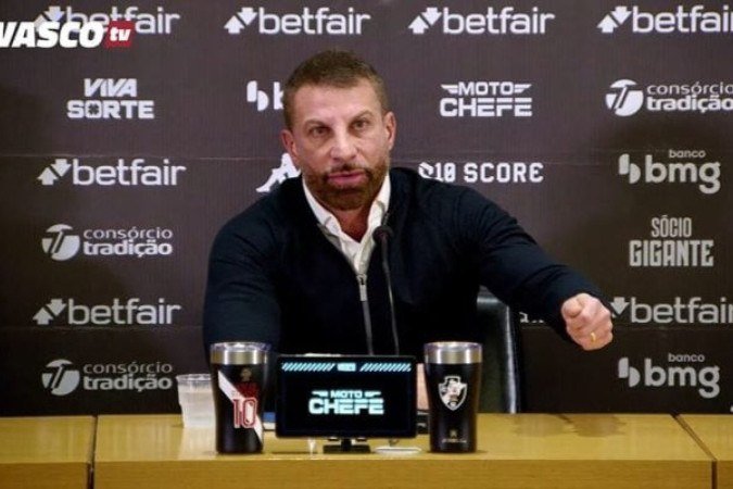 Pedrinho se exaltou depois do árbitro não ter aplicado um cartão para Rezende, do Bahia -  (crédito: Foto: Reprodução / Vasco TV)