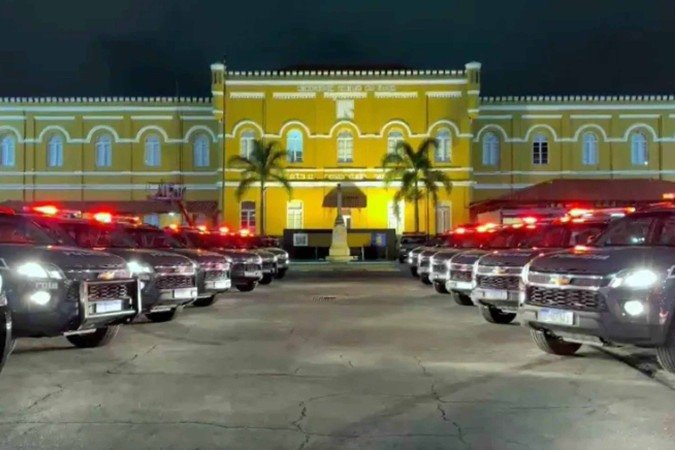 Carros de polícia que atuaram na Operação Spare, em São Paulo: diligências apreenderam R$ 1 milhão em espécie, 20 celulares e uma arma - (crédito: Reprodução Vídeo ) Carros de polícia que atuaram na Operação Spare, em São Paulo: diligências apreenderam R$ 1 milhão em espécie, 20 celulares e uma arma - (crédito: Reprodução Vídeo )