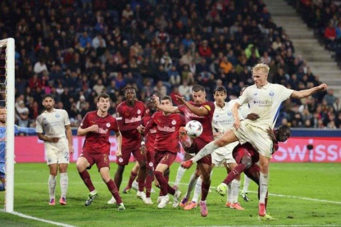 Froholdt (de branco) tenta a finalizar para o Porto, mesmo marcado por Lainer, do Red Bull Salzburg -  (crédito: Foto: Adam Pretty/Getty Images)