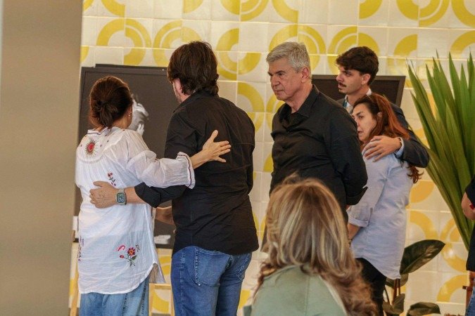 Carmem Moretzsohn (viúva de Guilherme) abraçada a Claudio Abrantes (secretário de Cultura do DF)ao lado de Luiz Guilherme Reis (irmão de Guilherme Reis)