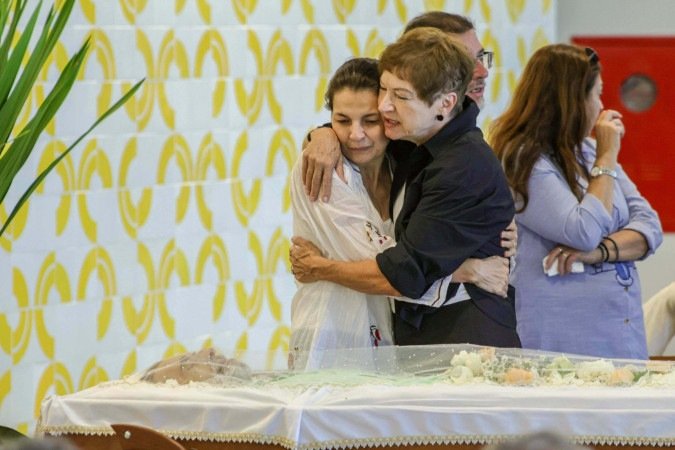 Maria Lucia Verdi consola Carmem Moretzsohn em velório de Guilheme