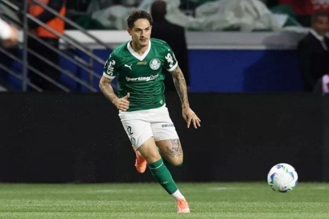 KHELLVEN - Retornando de lesão, o lateral teve uma partida mais discreta, se posicionando mais para fechar os espaços na defesa, com um bom desempenho em interceptações e desarmes. Nota: 6 - Foto: Cesar Greco/Palmeiras