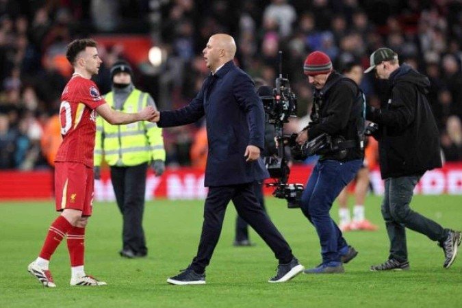 Arne Slot cumprimenta Diogo Jota após empate do Liverpool com o Fulham na Premier League -  (crédito: Foto: Alex Livesey/Getty Images)