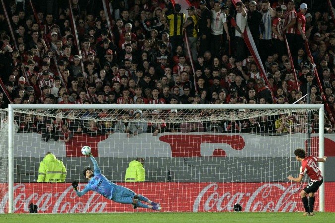 Rossi reforçou o status de pegador de pênaltis ao defender dois do Estudiantes - (crédito: Juan Mabromata/AFP) Rossi reforçou o status de pegador de pênaltis ao defender dois do Estudiantes - (crédito: Juan Mabromata/AFP)