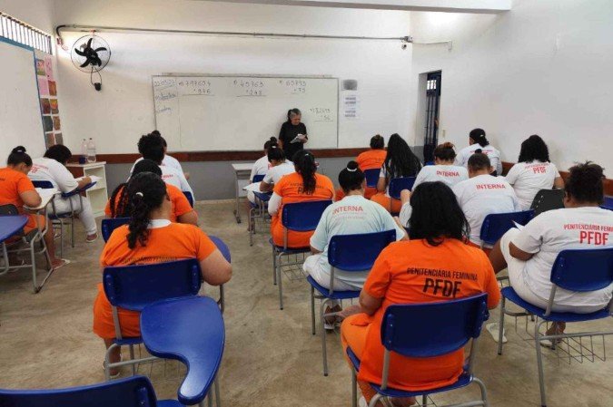 Os participantes que concluem o ensino fundamental por meio do Encceja recebem 1.600 horas de remição de pena -  (crédito: Divulgação/Seape-DF)