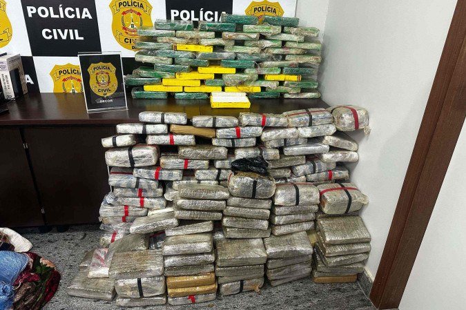 Foram apreendidos 194 kg de drogas no carro de um dos criminosos, na garagem de um shopping -  (crédito: Mila Ferreira)