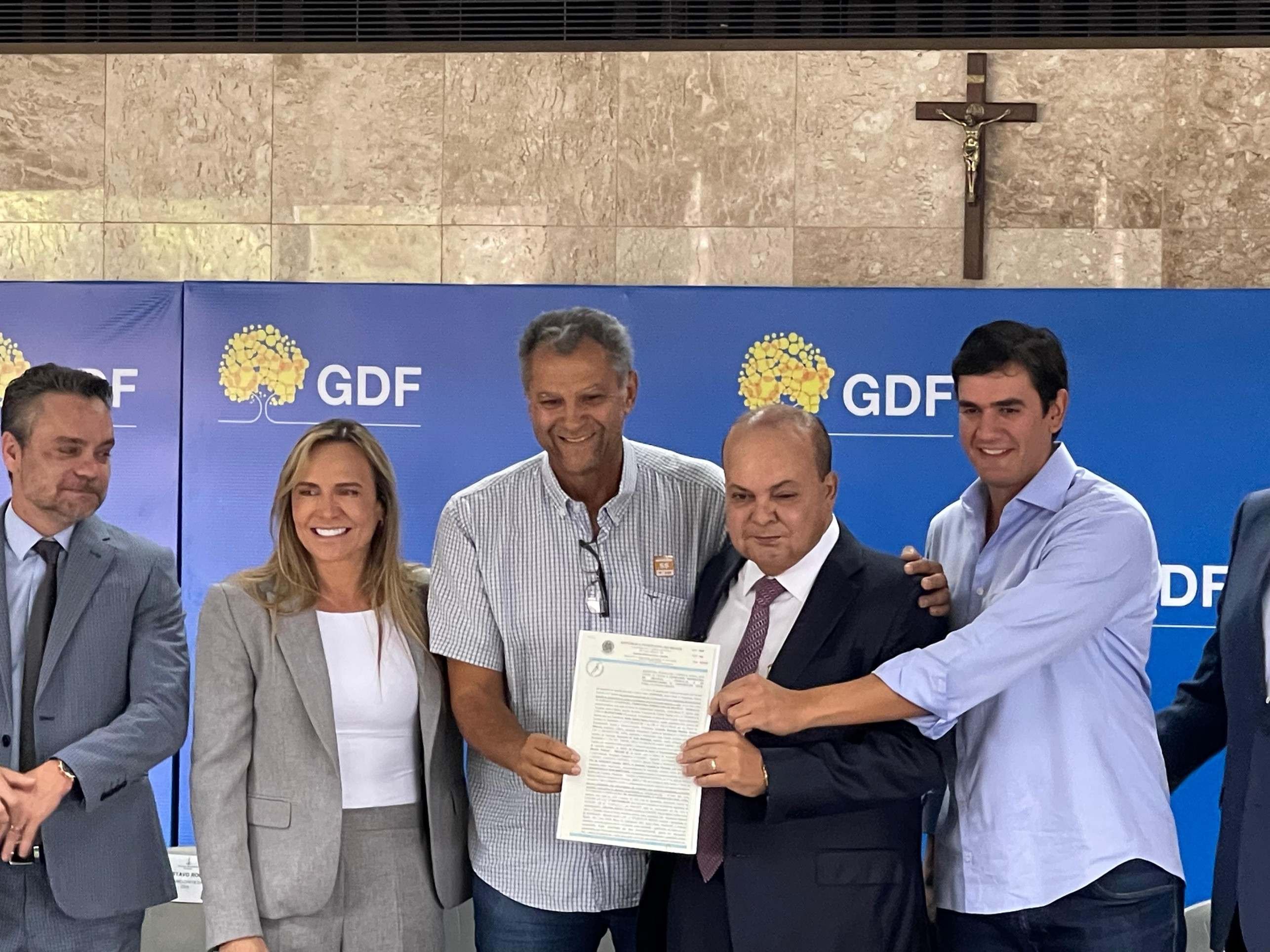 Empresários do DF recebem escrituras após anos de espera por regularização