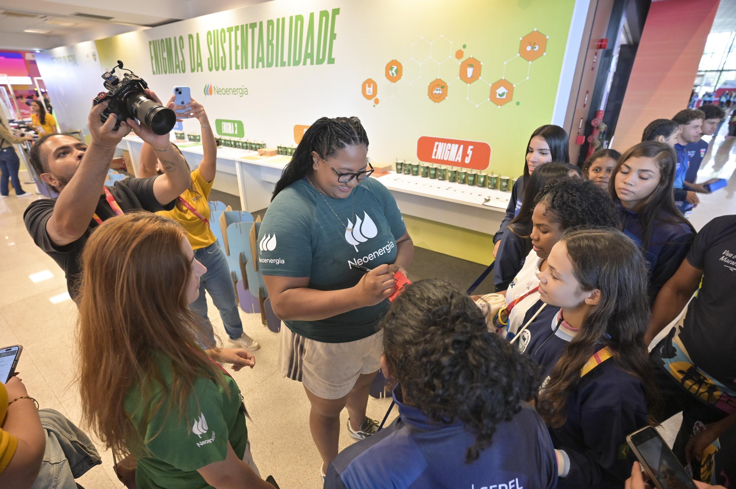Bia Souza esteve em Brasília durante os Jogos da Juventude 2025 e atendeu aos fãs com fotos e autógrafos