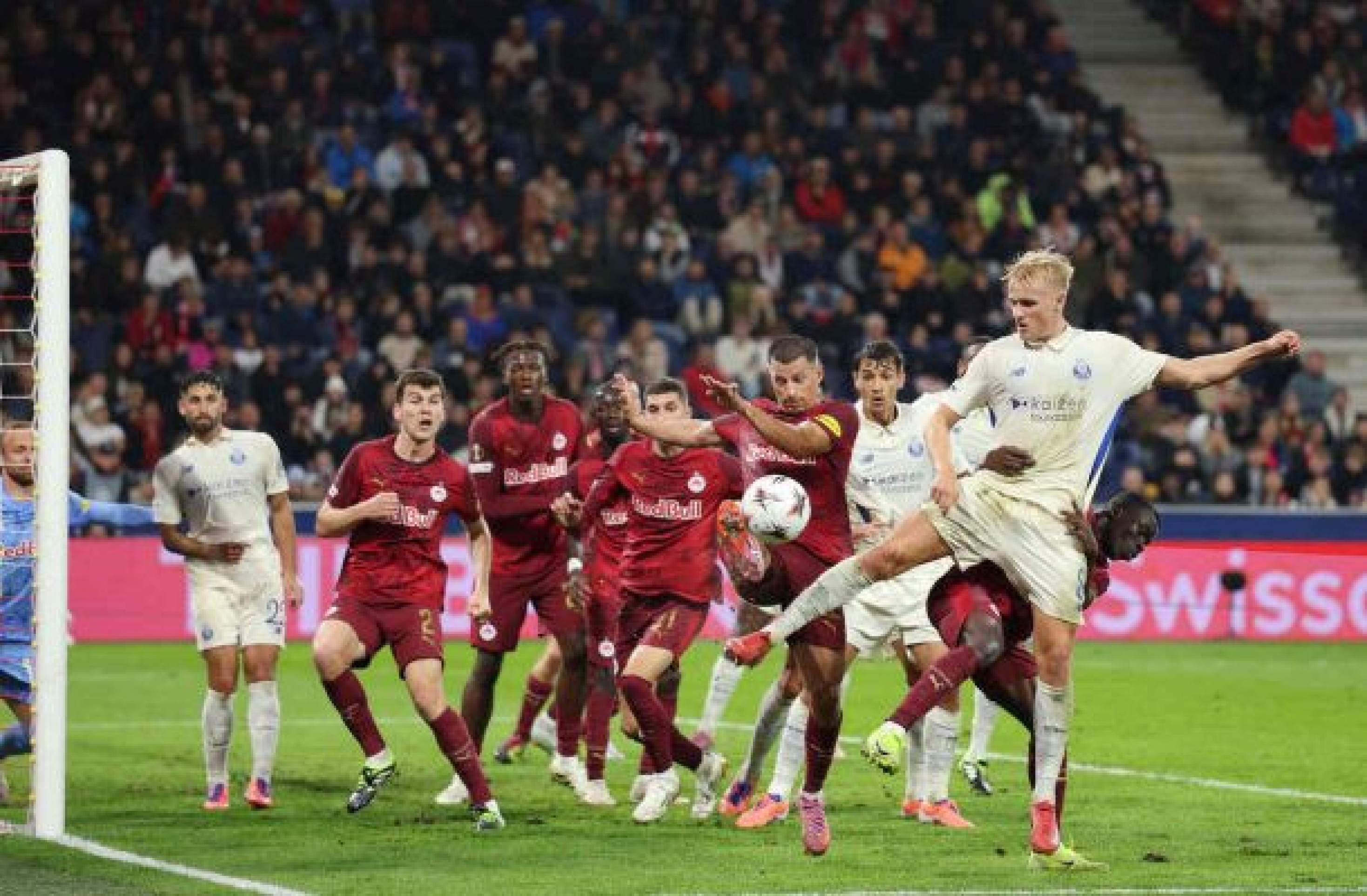 Gol brasileiro nos acréscimos dá a vitória ao Porto na Liga Europa