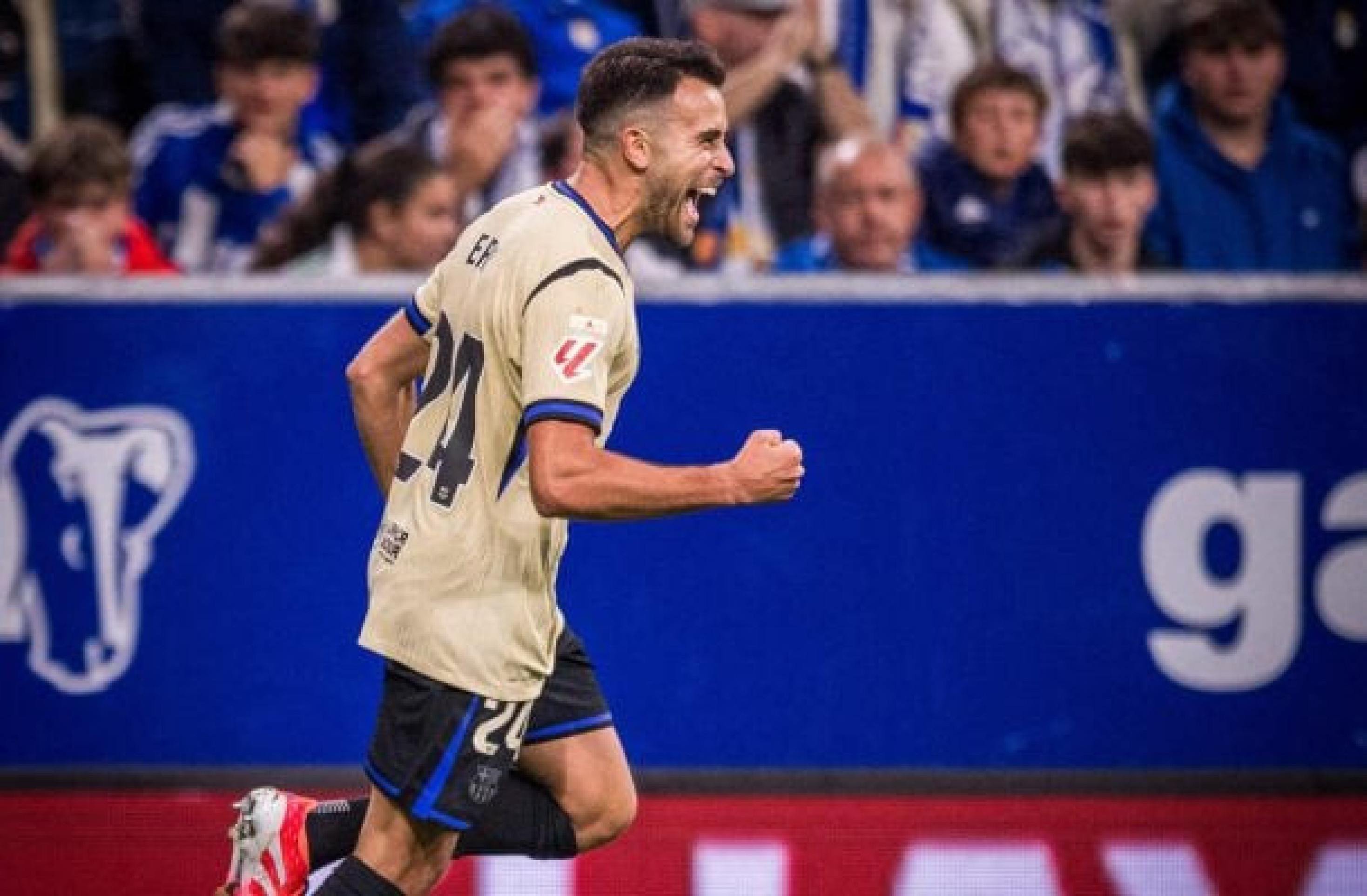 Barcelona vence Oviedo de virada e segue na cola do Real Madrid