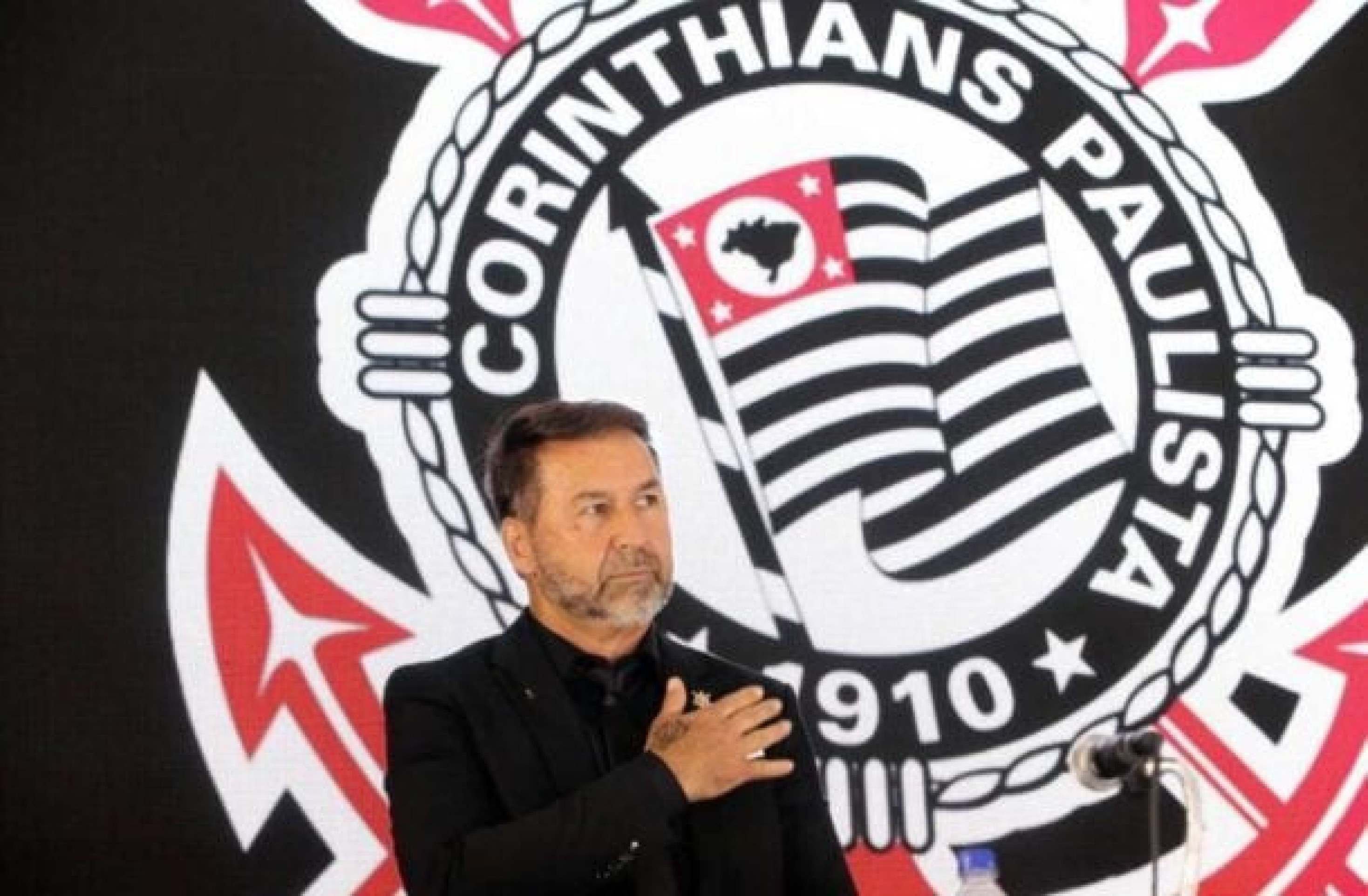 “Não é mais problema meu”, diz Augusto Melo sobre dívidas de reforços no Corinthians