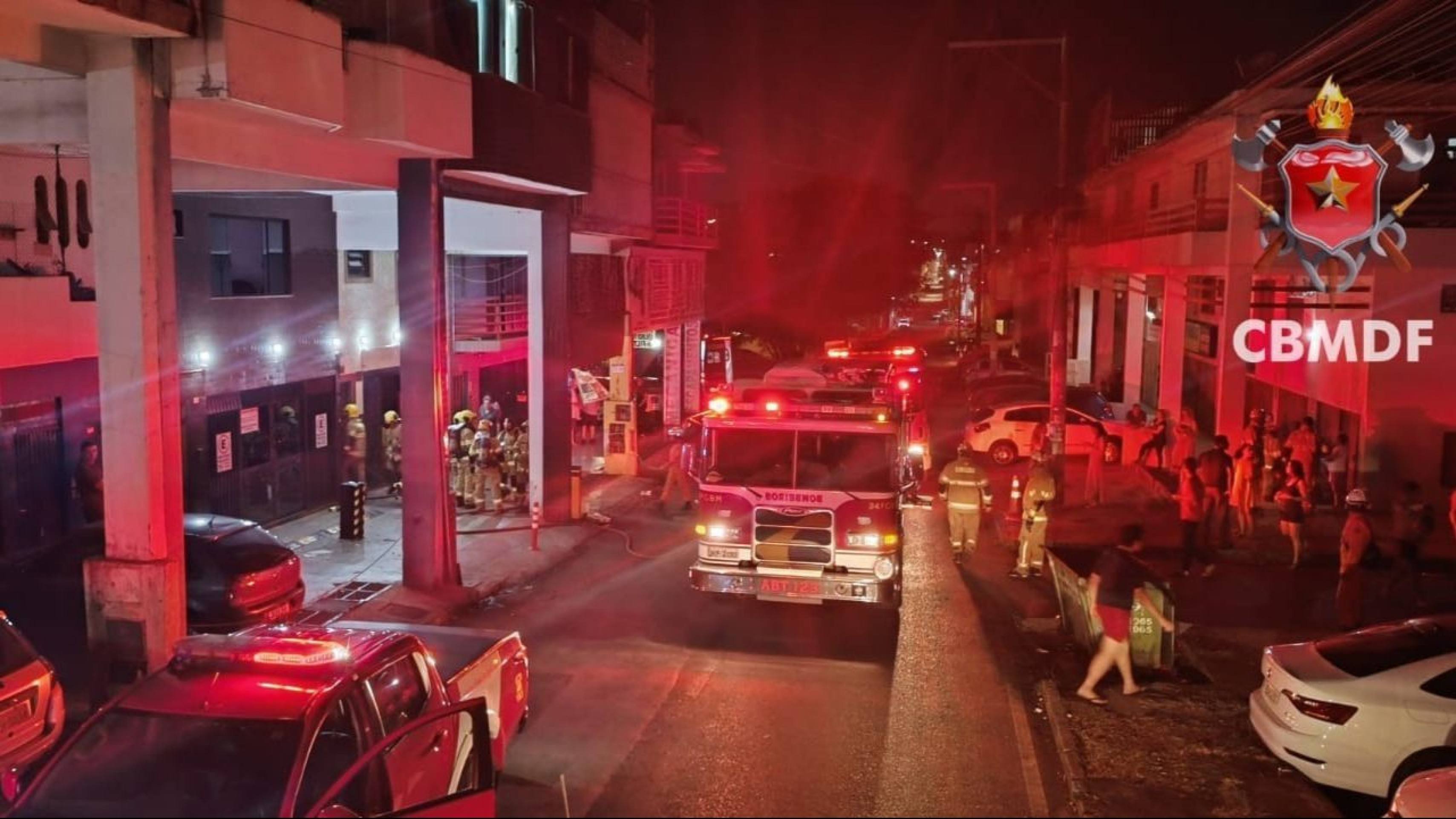 Incêndio atinge apartamento no 3º andar de prédio da Asa Norte