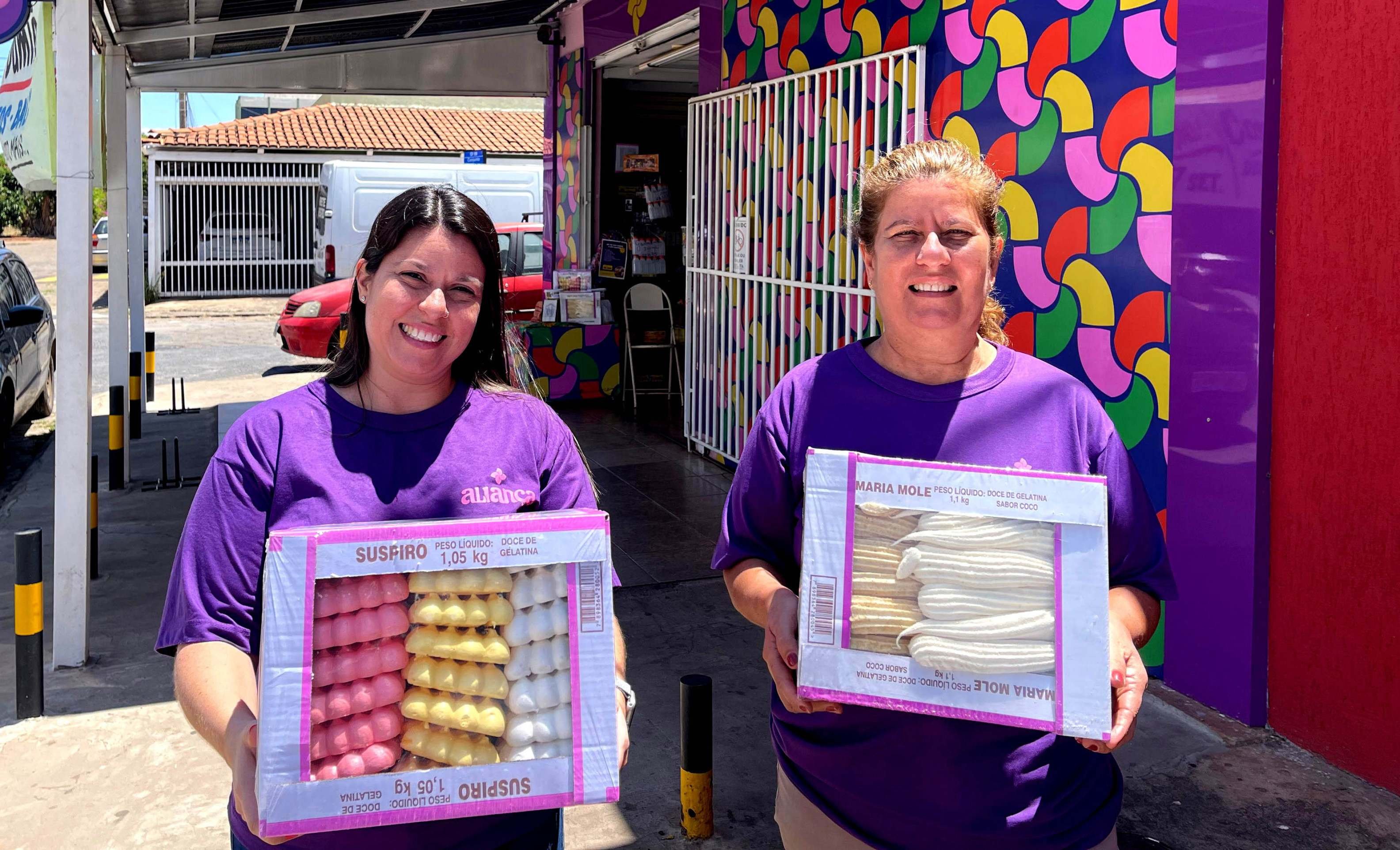 Leila Miranda (E), e a mãe, Adailde, celebram o aumento nas vendas