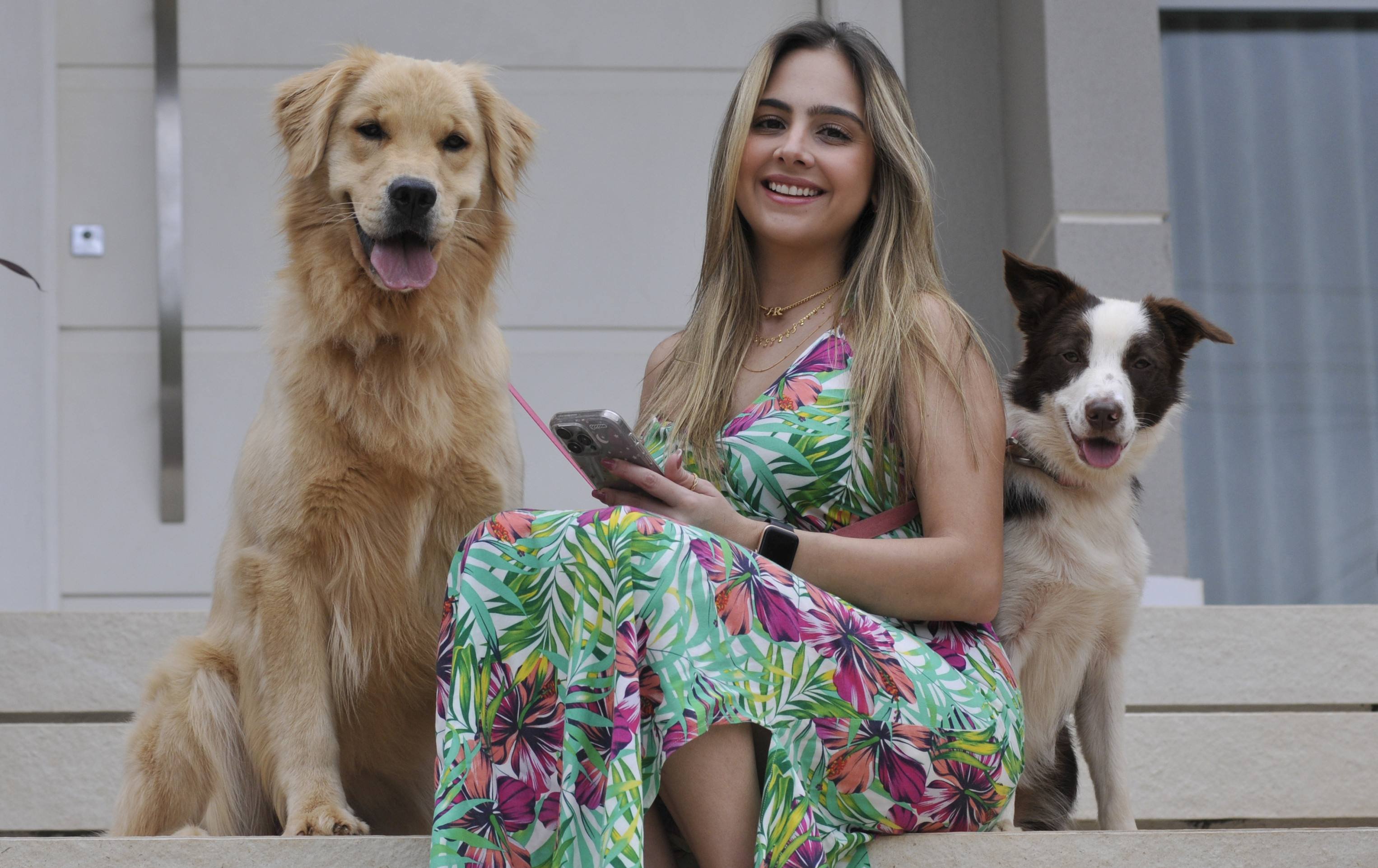 Julia Rodrigues com seus dois pets