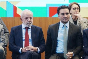 Sabino com Lula: 'Acredito no diálogo e que os homens públicos, que têm compromisso com a nação brasileira, vão trabalhar juntos pelo bem do país' -  (crédito: Roberto Castro/Mtur)