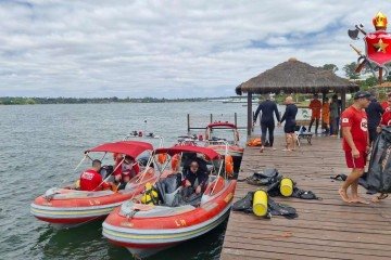 Afogamento no lago: uma pessoa foi salva e outra está submersa -  (crédito: CBMDF)